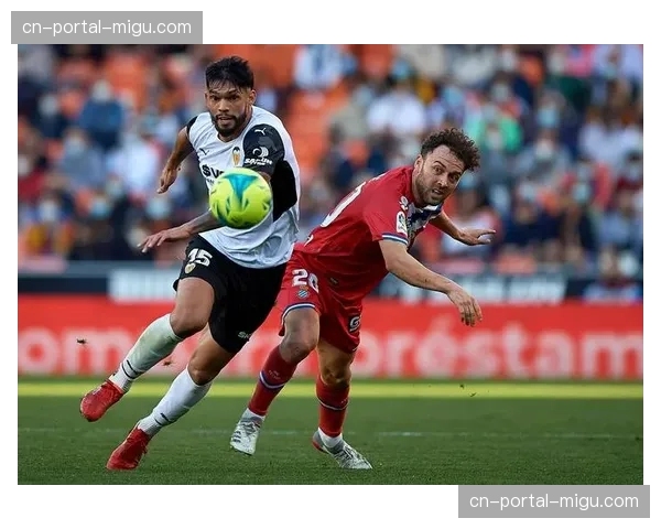 西甲战术革新三大核心变化，中场控制与防线协同性成关键