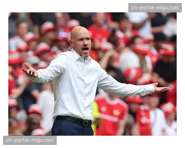 场边花絮：曼联主帅滕哈赫与第四官员激烈争论，被出示黄牌警告